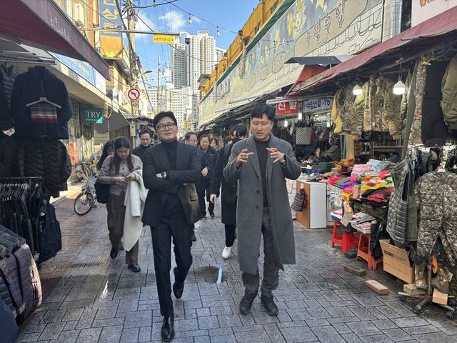 한동훈 전 국민의힘 대표가 25일 대구를 찾아 우재준 국민의힘 의원(대구 북구갑)과 중구 교동 패션주얼리특구를 거닐고 있다. 이혜림 기자