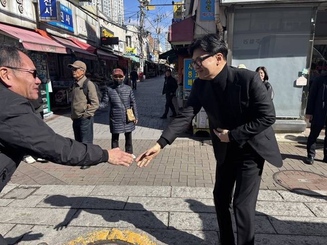한동훈 전 국민의힘 대표가 25일 대구를 찾아 중구 교동 패션주얼리특구를 거닐며 시민들과 악수하고 있다. 이혜림 기자
