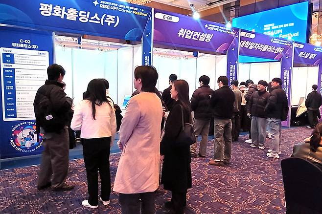 RISE UP! Career Festival에서 참여 기업 부스 앞에서 학생들이 인사담당자와 채용 상담을 진행하고 있다.<계명대 제공>