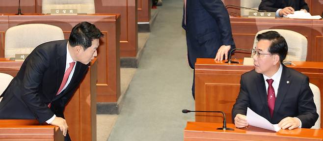 국민의힘 장동혁 대표와 송언석 원내대표가 24일 국회에서 열린 의원총회에서 대화하고 있다. 연합뉴스