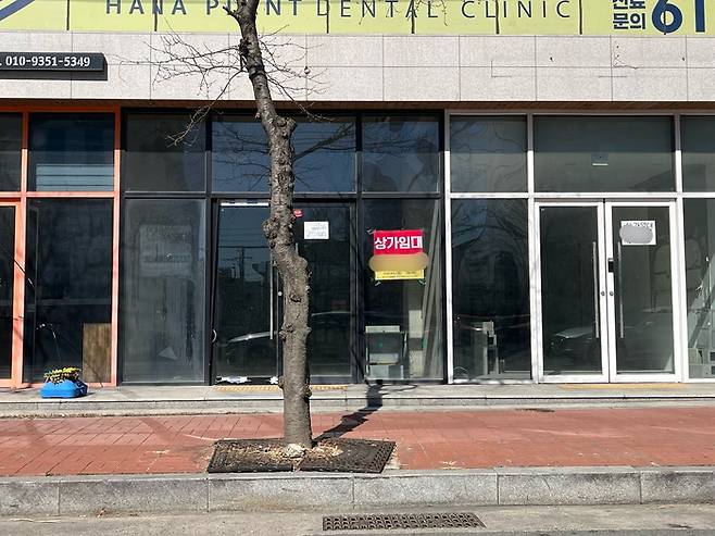 해병대 장병들과 공단 근로자들로 북적이며 포항 남구의 대표적인 불야성 중 하나로 꼽혔던 오천 서문사거리 인근의 상권이 경기침체 직격탄을 맞으며 빈 점포가 하나둘씩 생겨나고 있다. 김기태 기자