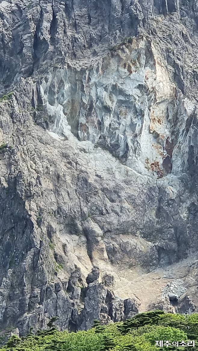 2021년 5월 한라산 백록담 남서쪽 인근 절벽에서 암석이 붕괴된 모습. [사진제공-김홍구 제주오름보전연구회 대표]