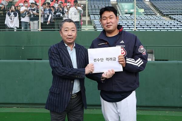 박정원 구단주와 양의지(사진=두산)