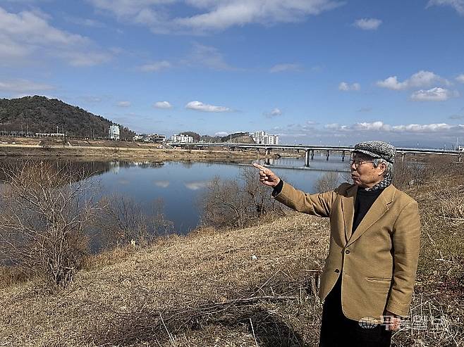 25일 만난 문순태 작가가 영산강을 바라보며 그의 신작 소설 ‘영산강 칸타타’(도서출판 오래)에 대해 설명하고 있다.
