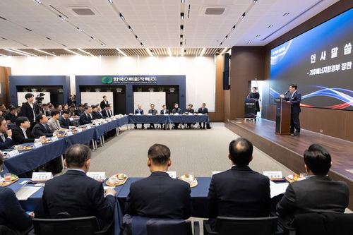 ▲김성환 기후에너지환경부 장관이 25일 서울 중구 한국수력원자력 방사선보건원에서 열린 '물-에너지 융합 포럼 출범식'에 참석해 인사말을 하고 있다. 사진= 기후에너지환경부