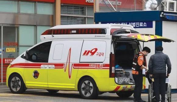 서울의 한 대학병원 응급의료센터 앞에서 구급대원이 환자를 살펴보고 있다.