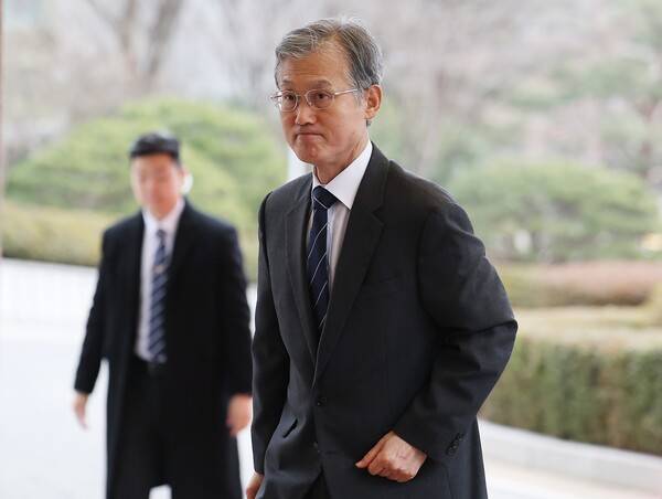 ㅗㅓㅓㅓ조희대 대법원장이 24일 입을 꾹 다문 채 서울 서초동 대법원 청사에 출근하고 있다. 연합뉴스