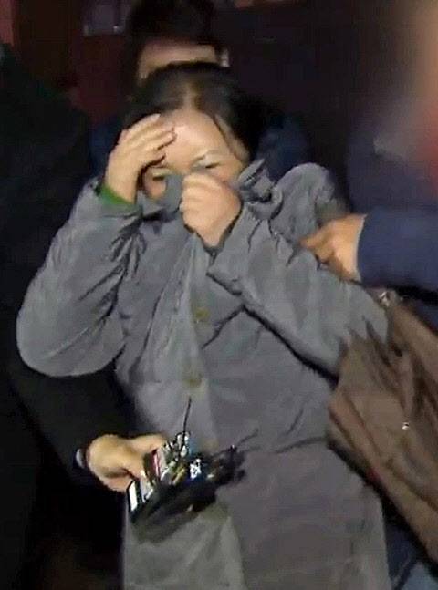 '비선 실세' 최서원의 언니 최순득이 2016년 11월 26일 오후 서울 서초구 서울중앙지검에서 참고인 신분으로 조사를 받고 귀가하고 있다. (사진=뉴시스)