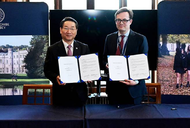 유정복(왼쪽) 인천시장이 24일(현지시간) 영국 버킹엄셔주 위컴 애비에서 학교법인인 걸스 에듀케이션 컴퍼니 리미티드의 피터 워렌 이사장과 미단시티 국제학교 설립을 위한 업무협약을 한 뒤 기념 촬영하고 있다. (사진 = 인천시 제공)