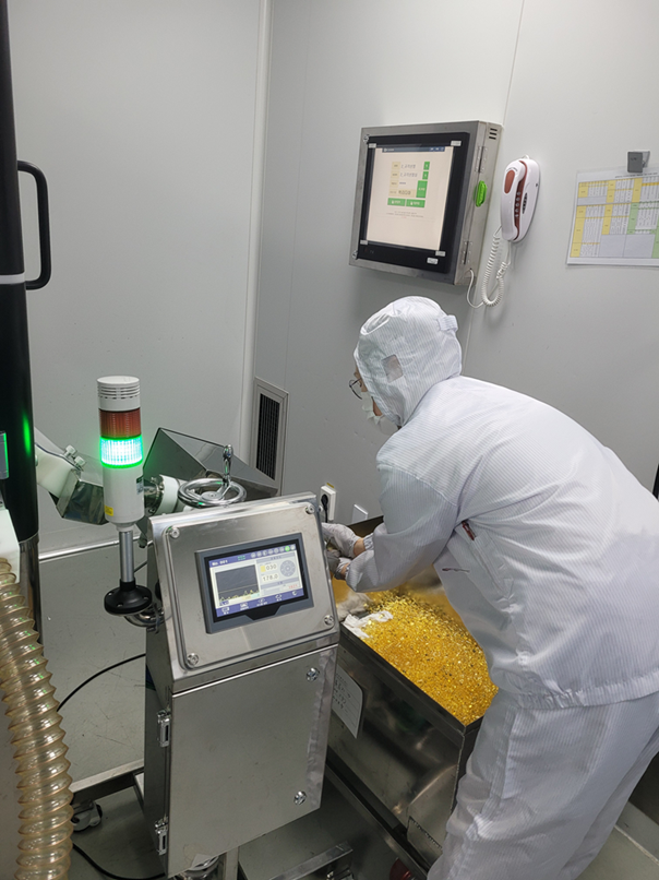 알피바이오 직원이 연질캡슐 검사기의 성능 검징을 진행하고 있다. (이미지=알피바이오)