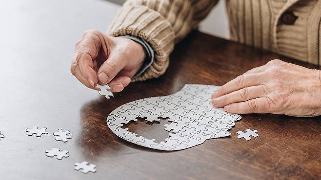 손발 떨림은 파킨슨병 진단의 필수 조건이 아니다｜출처: 게티이미지뱅크