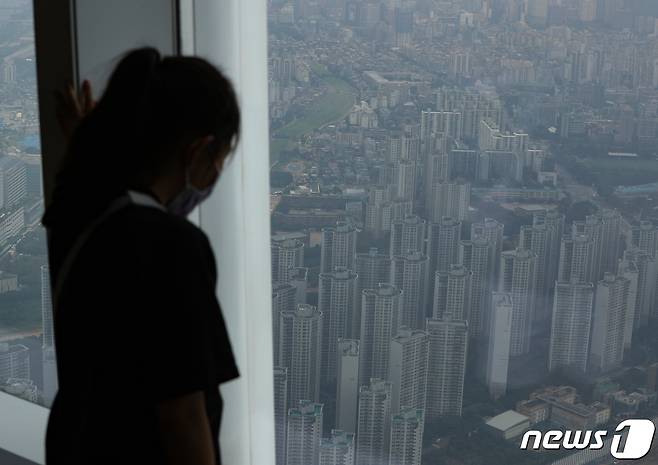 서울 송파구 롯데월드타워 전망대 서울스카이에서 바라본 파크리오 아파트 단지의 모습. ⓒ 뉴스1 신웅수 기자