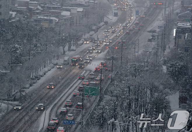24일 오후 대구 수성구 범안로 앞산터널 방면 차량이 함박눈에 갇혀 정체를 빚고 있다. 2026.2.24 ⓒ 뉴스1 공정식 기자