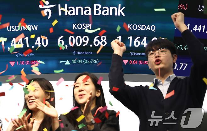 코스피 지수가 장 시작과 함께 6000포인트를 돌파한 25일 오전 서울 중구 하나은행 본점 딜링룸 직원들이 기뻐하고 있다. 2026.2.25 ⓒ 뉴스1 최지환 기자