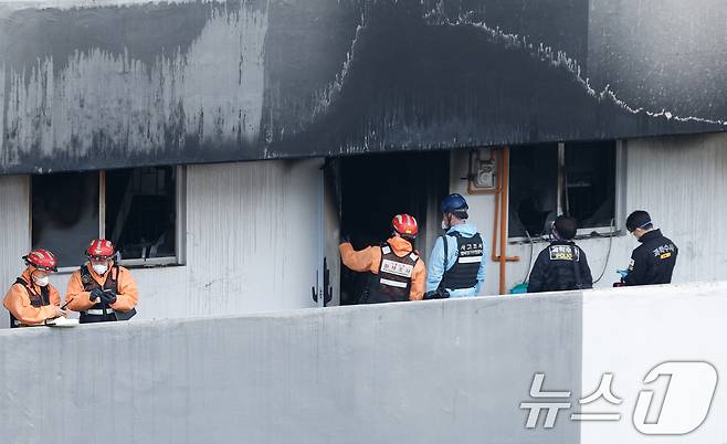 24일 오전 서울 강남구 은마아파트에서 경찰, 소방 관계자들이 화재 원인 조사를 위해 합동 감식을 하고 있다. 소방당국에 따르면 이날 오전 6시 18분쯤 발생한 화재로 10대 여성 1명이 숨지고 3명이 다쳤다. 2026.2.24 ⓒ 뉴스1 안은나 기자
