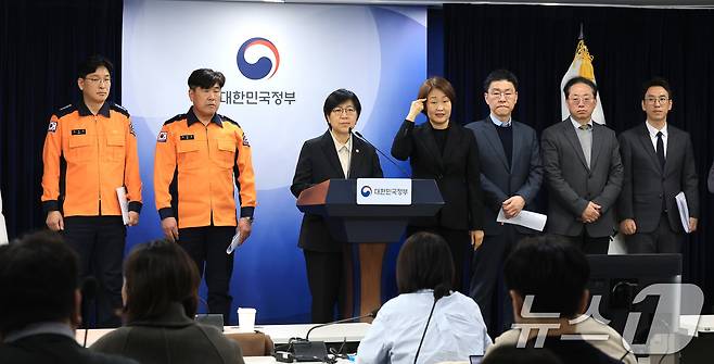 정은경 보건복지부 장관이 25일 서울 종로구 정부서울청사에서 응급환자 이송체계 혁신 시범사업 관련 브리핑을 하고 있다. 2026.2.25 ⓒ 뉴스1 임세영 기자