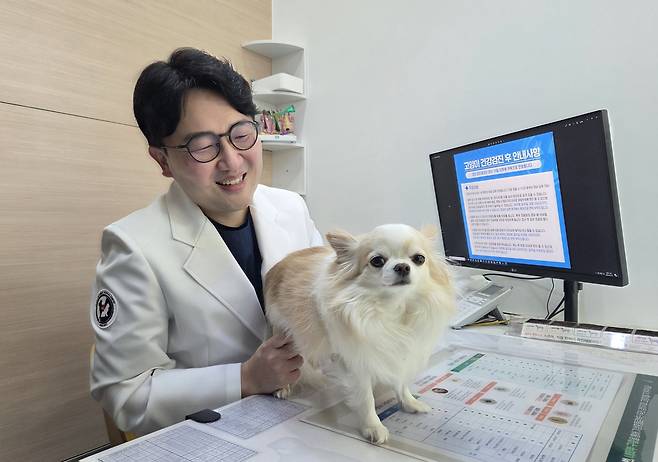 이정훈 강서젠틀리동물의료센터 대표원장이 반려견의 관절 검사를 하고 있다. ⓒ 뉴스1 한송아 기자