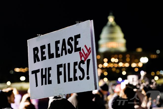 도널드 트럼프 미국 대통령이 2기 임기 첫 국정연설을 진행한 24일(현지시간) 워싱턴DC에서 반대 차원의 '국민 국정연설'에서 한 사람이 '모든 파일을 해제하라'라고 쓰인 팻말을 들고 있다. 2026.2.24 ⓒ 로이터=뉴스1