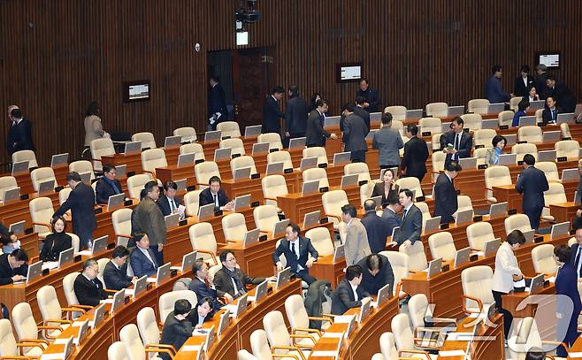 서울 여의도 국회에서 열린 제432회국회(임시회) 8차 본회의에서 윤한홍 국민의힘 의원이 상법 일부개정법률안(대안)을 두고 무제한 토론(필리버스터)을 시작하자 일부 의원들이 이석하고 있다. 2026.2.24 ⓒ 뉴스1 이승배 기자