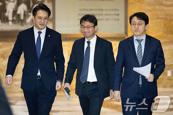 한병도 더불어민주당 원내대표가 25일 서울 여의도 국회에서 열린 비공개 의원총회에 참석하고 있다. 왼쪽부터 전용기 원내소통수석부대표, 한 원내대표, 천준호 원내운영수석부대표. 2026.2.25 ⓒ 뉴스1 유승관 기자