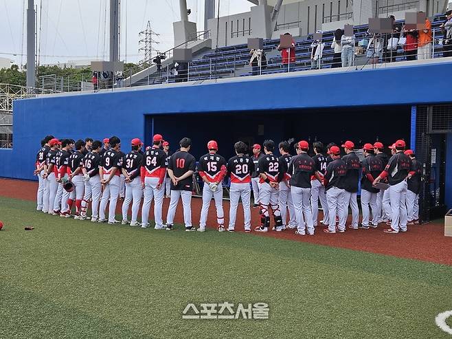 KIA 선수들이 24일 일본 오키나와 가데나 구장에서 열린 2026 WBC 대표팀과 경기 후 더그아웃 앞에 모여 이범호 감독 얘기를 듣고 있다. 오키나와 | 김동영 기자 raining99@sportsseoul.com