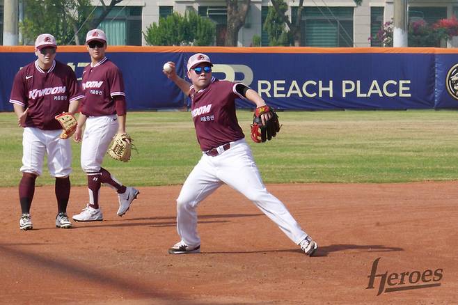 안치홍이 수비 훈련에 임하고 있다. 사진 | 키움 히어로즈