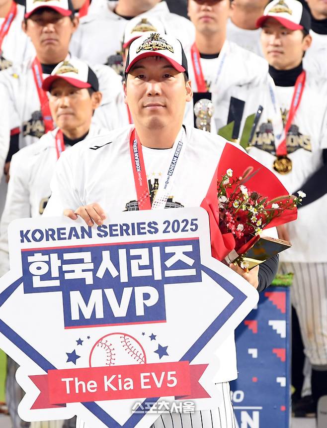 LG 김현수가 31일 대전 한화생명볼파크에서 열린 2025 KBO리그 한화와 한국시리즈 5차전에서 승리하며 우승을 차지하고 MVP로선정된 뒤 기념촬영을 하고 있다. 대전 | 박진업 기자 upandup@sportsseoul.com