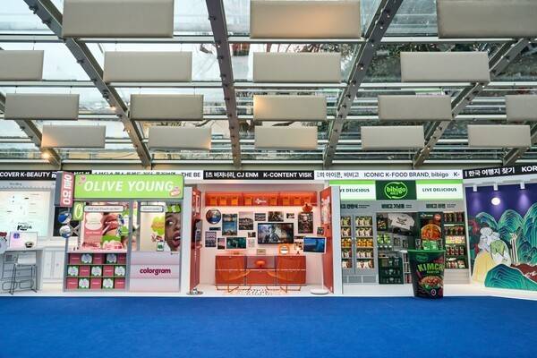 2월 5일부터 22일까지 18일간 운영된 CJ 밀라노 코리아하우스는 올림픽 기간 한국 문화를 경험할 수 있는 대표 공간으로 자리매김했다. 약 3만3천여명이 발걸음한 가운데, 사전 예약자의 74%가 이탈리아어, 20%가 영어 사용자로 집계되며 'K컬처'를 향한 유럽 현지의 뜨거운 관심을 입증했다.(CJ가 밀라노 코리아하우스 홍보관에서 비비고, CJ ENM, 올리브영 브랜드를 통해 K라이프스타일을 선보였다). /사진=CJ