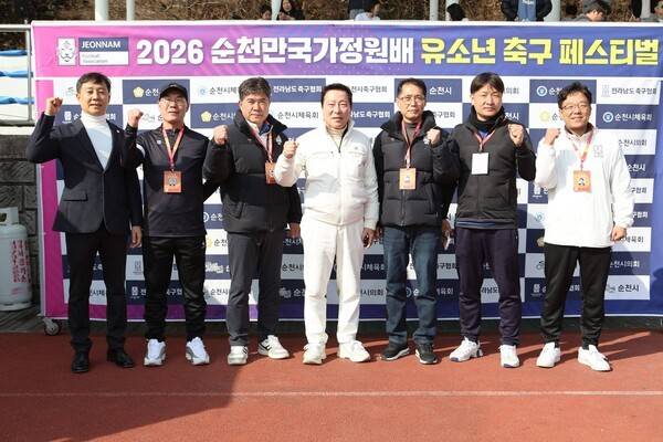 이상대 순천시 체육회장이&nbsp;순천만 국가정원배 유소년 축구대회 현장을 찾아 선수들과 관계자들을 격려하고 있다[사진=순천시 체육회 제공]