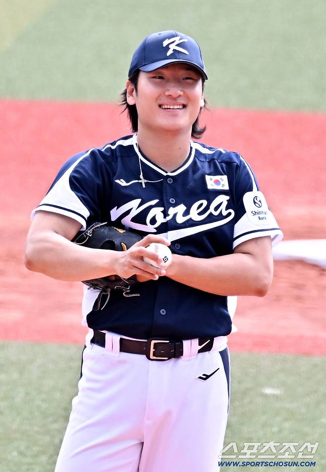 강속구로 한화 타선을 잠재운 곽빈은 미소 지었다.