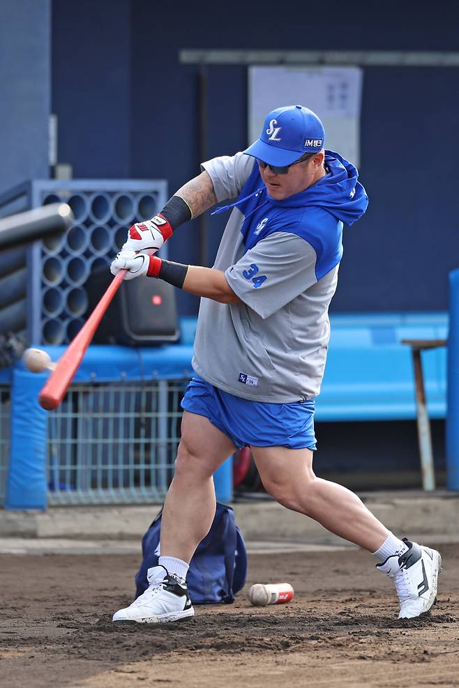 '이것이 인앤아웃' 오키나와 캠프 최형우의 연습 배팅. 사진제공=삼성 라이온즈