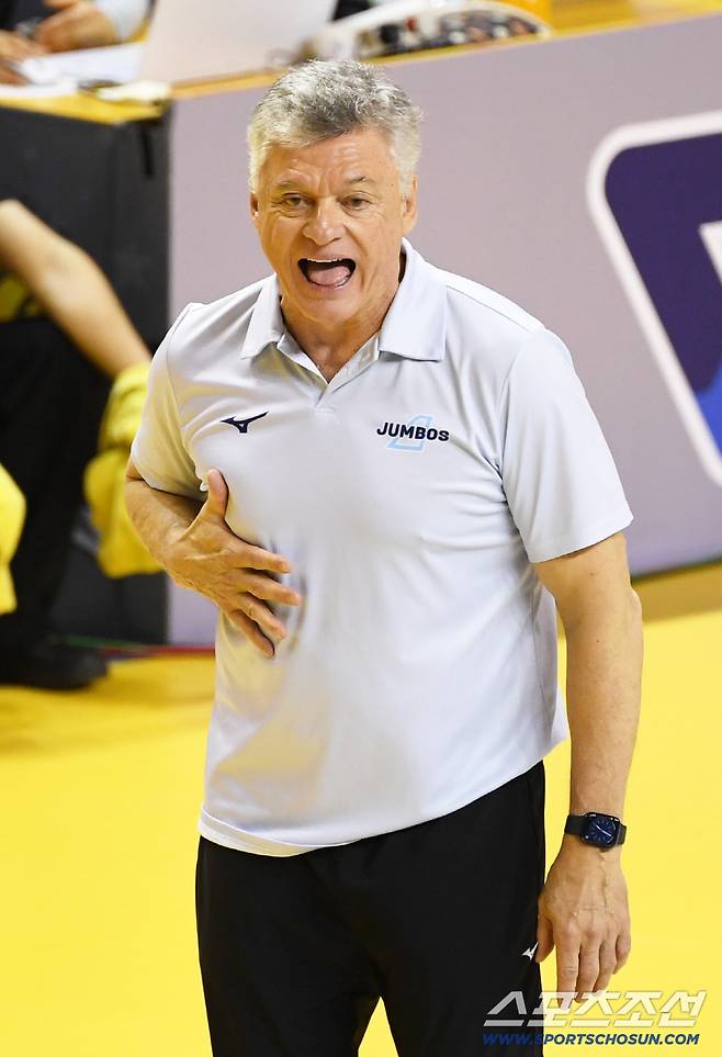 16일 의정부 경민대학교 체육관에서 열린 V리그 남자부 KB손해보험과 대한항공의 경기. 헤난 달 조토 감독이 작전 지시를 하고 있다. 의정부=박재만 기자 pjm@sportschosun.com/2026.01.16/