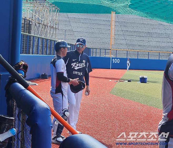 강인권 대표팀 수석코치 및 배터리코치가 김시앙과 훈련하고 있다. 오키나와(일본)=이종서 기자