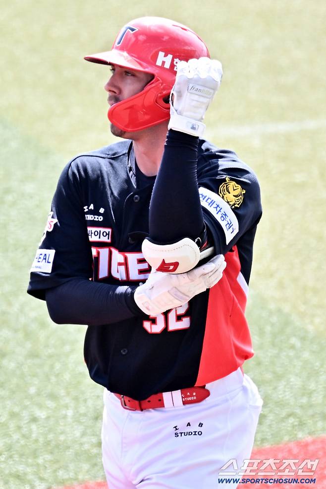 24일 일본 오키나와 가데나 구장에서 열린 야구 대표팀과 KIA 타이거즈의 평가전. 데일이 마운드를 바라보고 있다. 오키나와(일본)=박재만 기자 pjm@sportschosun.com/2026.02.24/