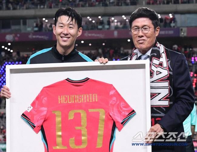 14일 서울월드컵경기장에서 열린 축구대표팀과 파라과이의 평가전. 경기 전 손흥민 A매치 최다 출전(137경기) 기념식이 열렸다. 차범근 감독의 축하를 받고 있는 손흥민. 상암=송정헌 기자songs@sportschosun.com/2025.10.14/