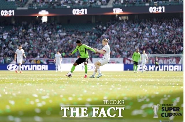 2026시즌 정규리그 개막을 정확히 일주일 앞두고 21일 전주월드컵경기장에서 열린 '쿠팡플레이 K리그 슈퍼컵 2026'은 월드컵의 해의 성공적 출발을 알리는, 완벽에 가까운 프롤로그였다./전주월드컵경기장=K리그