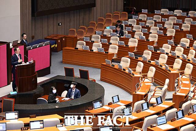 조승환 국민의힘 의원이 25일 오전 서울 여의도 국회에서 열린 제432회국회(임시회) 8차 본회의에 참석해 3차 상법 개정안(상법일부개정법률안)에 대한 무제한토론(필리버스터)를 하고 있다.