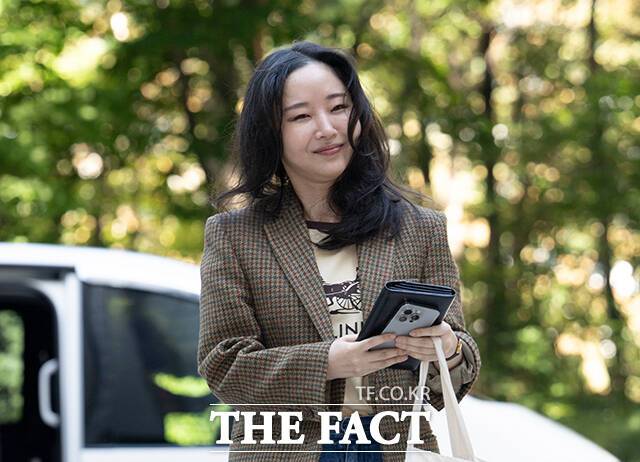 민희진 전 어도어 대표가 지난해 9월 서울 서초구 서울중앙지방법원에서 열린 하이브와의 주주 간 계약 해지 확인 소송에 증인으로 출석하고 있다. /박헌우 기자