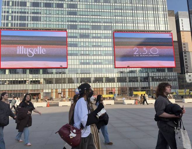 다음 달 21일 열리는 'BTS 컴백 라이브 : 아리랑'을 앞두고, 광화문 주변 전광판으로 공연 실황을 보내는 방안을 추진 중이다. 사진 속 빨간 테두리는 당일 영상이 나올 KT 건물 전광판 위치. 박호수 기자