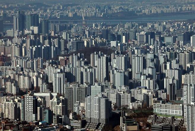 지난 19일 서울 남산 N서울타워에서 바라본 아파트 밀집지역. 연합뉴스