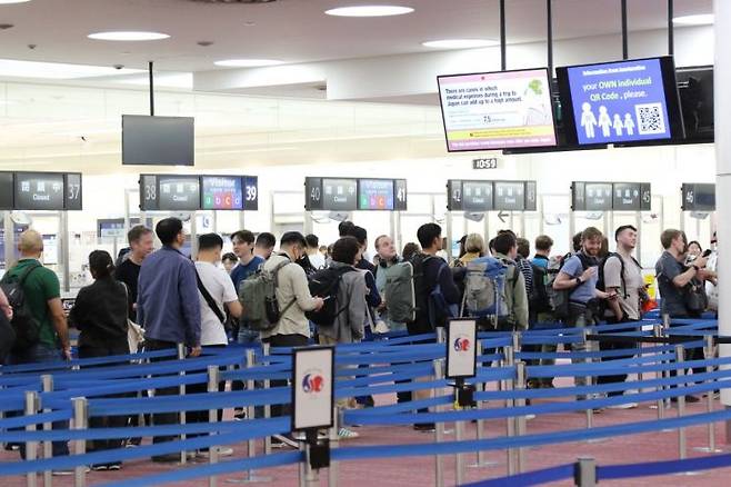 도쿄 하네다공항에서 많은 외국인이 입국 심사를 위해 대기하고 있다. 연합뉴스
