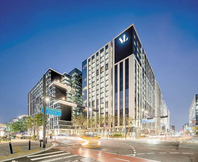 서울 강서구 마곡동에 지난해 준공한 'VL르웨스트'. 지상 15층 4개동에 총 810실로 입주 보증금이 최고 22억원에 달하는 하이엔드 시니어 레지던스다. 롯데호텔이 다이닝·프런트 등 운영 전반에 걸쳐 5성급 호텔 서비스를 제공할 수 있도록 자문과 컨설팅을 진행하고 있다. /호텔롯데