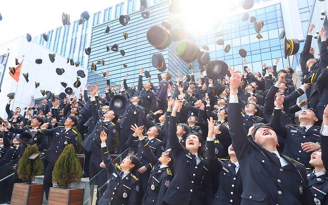 20일 인천 강화군 인천소방학교에서 열린 제27기 신임 소방공무원 졸업식에서 신임 소방관들이 모자를 던지고 있다./연합뉴스