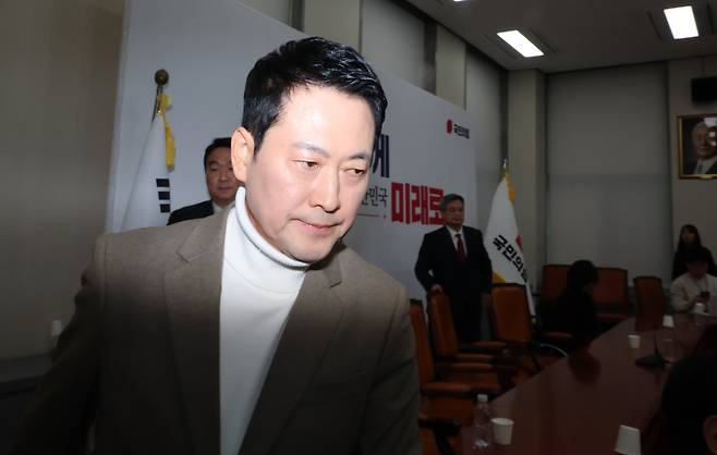 국민의힘 장동혁 대표가 지난 5일 국회에서 당내 사퇴론과 재신임 투표론 관련 입장 발표 기자간담회를 마친 뒤 회의실을 빠져나가고 있다. 장 대표는 이날 "나에 대한 사퇴 혹은 재신임 투표 요구가 있다면 전 당원 투표를 하겠다"며 "재신임을 받지 못한다면 당대표직과 국회의원직을 내려놓겠다"고 했다. /연합뉴스