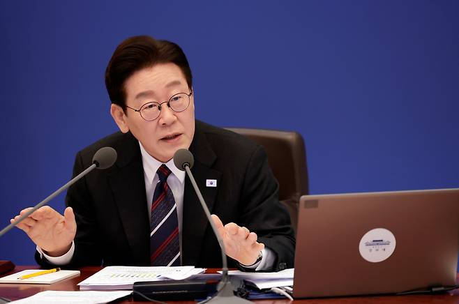 이재명 대통령이 24일 청와대에서 열린 국무회의에서 발언을 하고 있다. /뉴스1