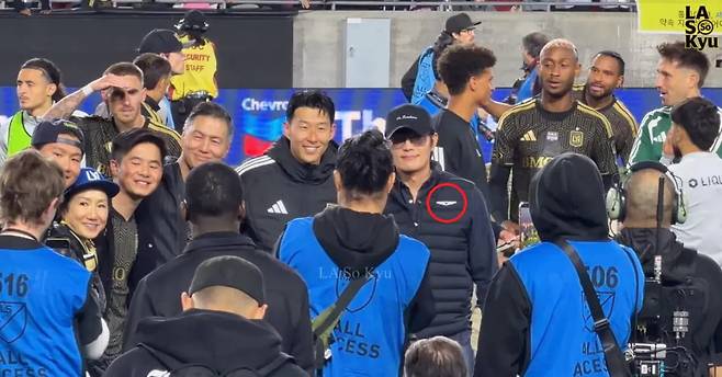 지난 21일(현지시각) 미국 LA 메모리얼 콜로세움에서 열린 LA FC와 인터 마이애미의 2026 시즌 개막전에서 손흥민을 만난 이병헌. 제네시스 로고가 새겨진 조끼를 입고 있다./온라인 커뮤니티 캡처