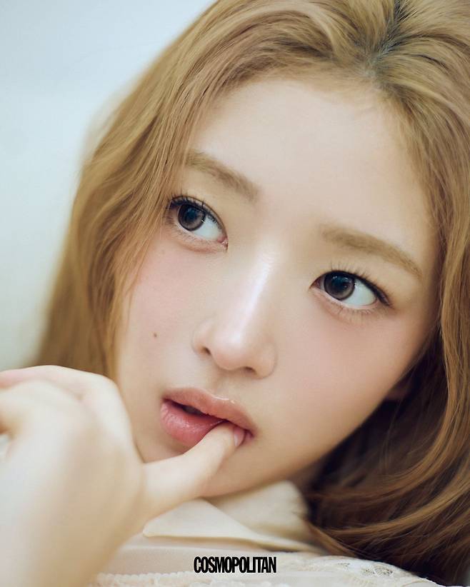 핑크 브라운 컬러가 눈동자에 부드럽게 퍼지며 가장자리의 미세한 반짝임이 포인트를 더한다. 포근함과 빛이 만나 완성된 레이의 쿨한 바이브. 러브 글림 1박스 10개입 2만원 rom’u.