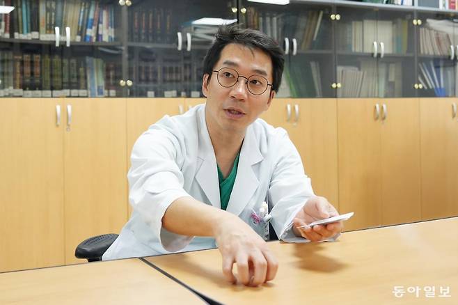 한현호 서울아산병원 성형외과 교수는 “유방암 수술 후 피부 변화는 시간이 지나면 나아질 수 있지만 그 과정에서 적절한 보습과 재생 관리가 환자들의 일상 복귀를 돕는다”고 말했다. 홍은심 기자 hongeunsim@donga.com