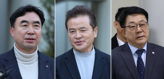 윤관석(왼쪽부터), 임종성 전 의원, 허종식 더불어민주당 의원이 18일 오전 서울 서초구 서울중앙지법에서 열린 민주당 전당대회 돈봉투 의혹 관련 항소심 선고를 마치고 법원을 나서고 있다. 뉴시스