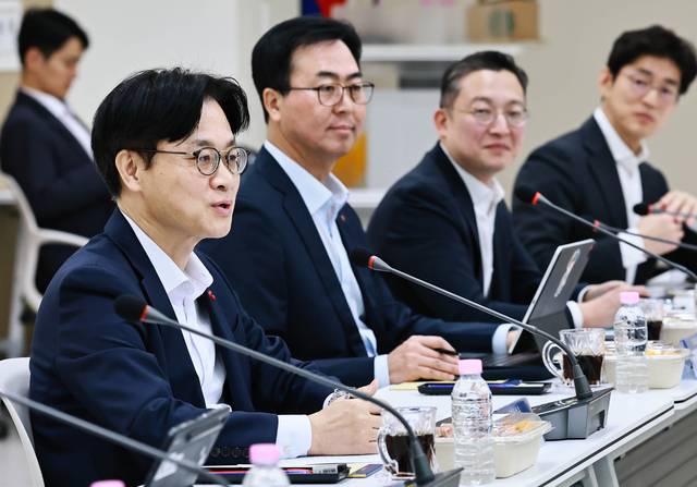김정관 산업통상부 장관은 26일 전남 여수시 한국산업단지공단 전남본부 대회의실에서 ‘여수지역 석유화학기업 간담회’를 주재하고 사업재편 신속이행을 강조했다. [산업부 제공]